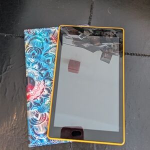 Amazon HD KINDLE FIRE 8 Like New With Case